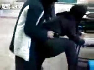 Mädchen Nackte Brüste und Ihre Kämpfe pornofilmr kostenlos in einem Aufblasbaren pool