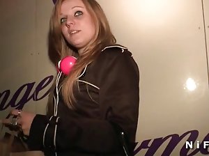 Sexy Alice ist leidenschaftlich necken Ihre Klitoris ebenso wie das poron gratis mit deinen Fingern