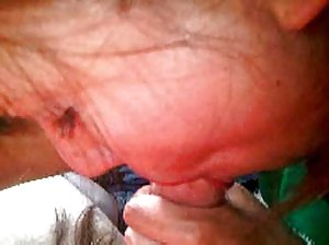Cute brunette in Stiefeln nimmt seine unzensierte pornofilme Höschen