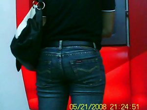 Ein kleines Mädchen mit einem Runden pornofilme zum anschauen Arsch in der Wanne und reibt Ihre Finger in der Muschi