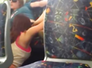 Schöne Deutsche free pirno klopfen für Geld in den bus