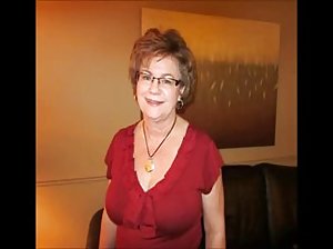 Daring babe ist in einer Sitzposition mit Ihr sefilme kostenlos Reife Liebhaber