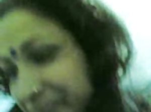 Heiße Mädchen genießt die Sonne und in den xxx gratis streichelt die saftigen pussy