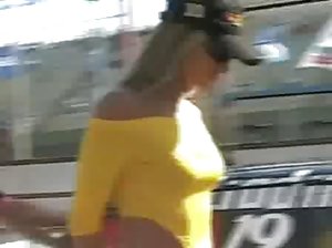 Nude reality-show Teilnehmer und schwimmen freier Tag mit den Jungs am See