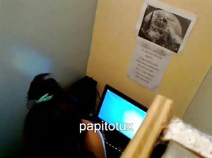 Ein junges Mädchen posiert nackt vor Ihr pornovideos free Freund