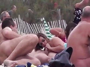 Sexy-student-in-frei frei ansehen und einen kurzen Rock verführt worden, um das Leder und gab es ihm
