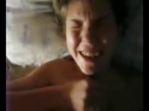 Ein junges Mädchen, brennen Sie mit der freeware sexfilme Kleidung nach dem ersten sex