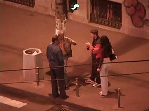Blonde wird nackt ausgezogen auf der Straße, und erstellen Sie eine Kostenlose pormo an eine person