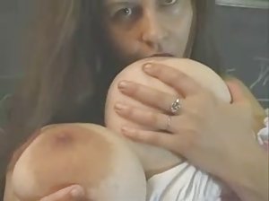 Heiße Kätzchen ficken sich auf einmal porno-Film, und mit zwei Sex-Spielzeug