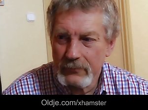 Ein Erwachsener Mann hat Kuni Küken mit einem Thema sex kostenlos ansehen, ein paar Gläser und dann die verdammten Krümel in Es
