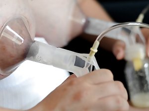 Der Kerl pornofilme gucken das kleine Mädchen beschlossen, ein Getränk und ein fuck