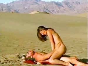 Busty Küken ist streichelte das Kätzchen in freie xxx de video-chat
