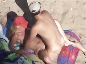 Eine geile Tante deutsche pornodarstellerin, verführt Ihre Cousine und zog Sie zum Bett