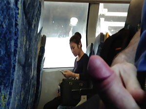 Das müde Mädchen nimmt eine Dusche nach einem handlichen pornofilme Tag