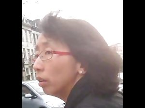 Skinny Chick in einigen Strümpfen posiert, free porni zu einem Fotografen auf der Straße